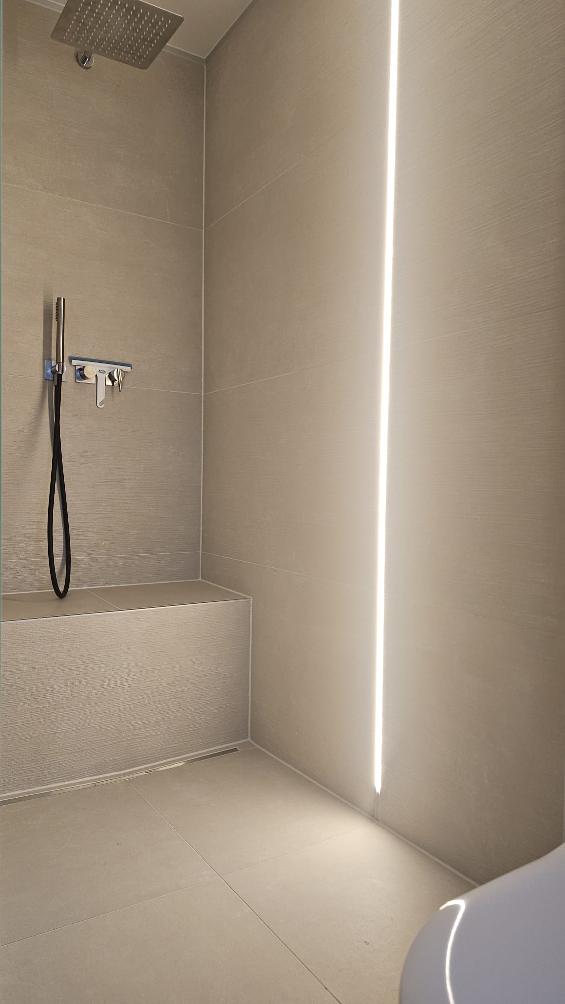 Douche carrelée avec éclairage vertical