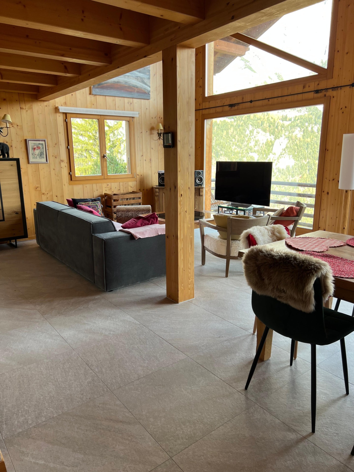 Séjour du chalet avec nouveau sol carrelé grand format ton pierre