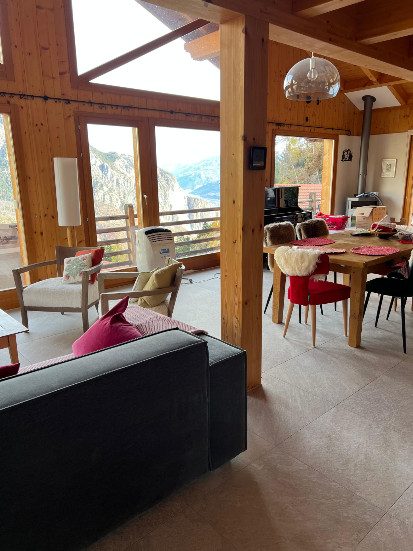 Vue d'ensemble du séjour et de la salle à manger du chalet