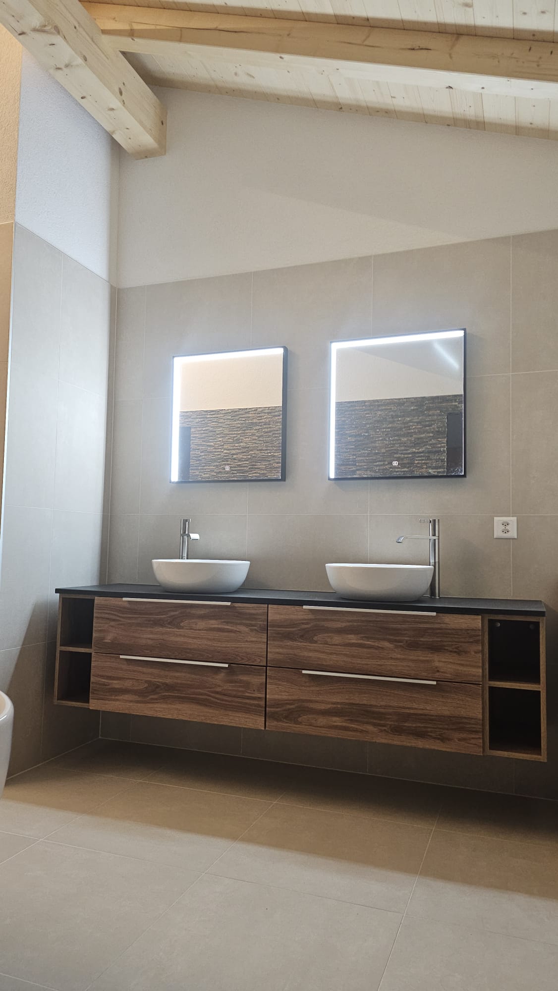 Double vasque en bois et miroirs lumineux dans la salle de bain