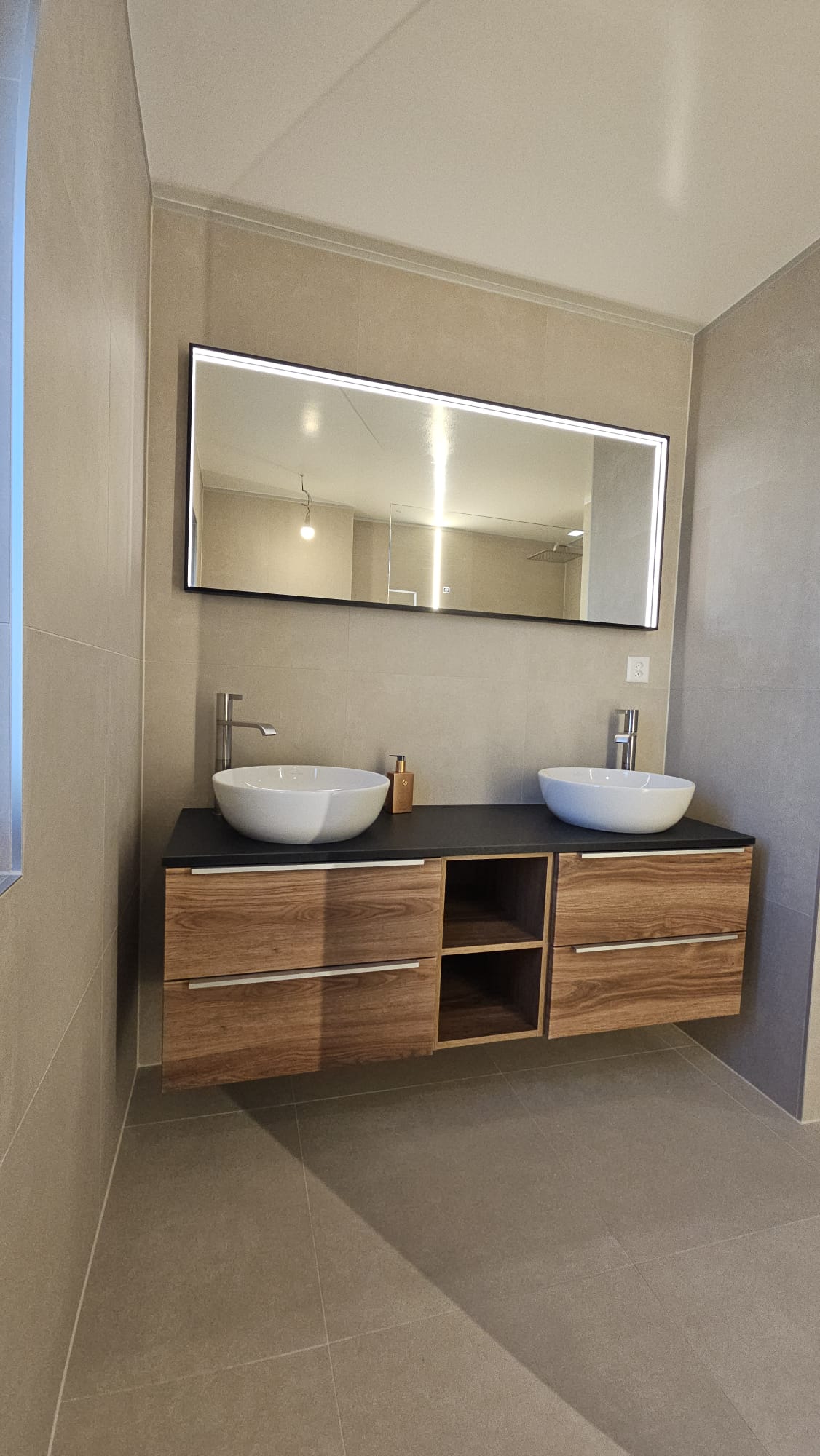 Douche avec carrelage grand format et éclairage intégré